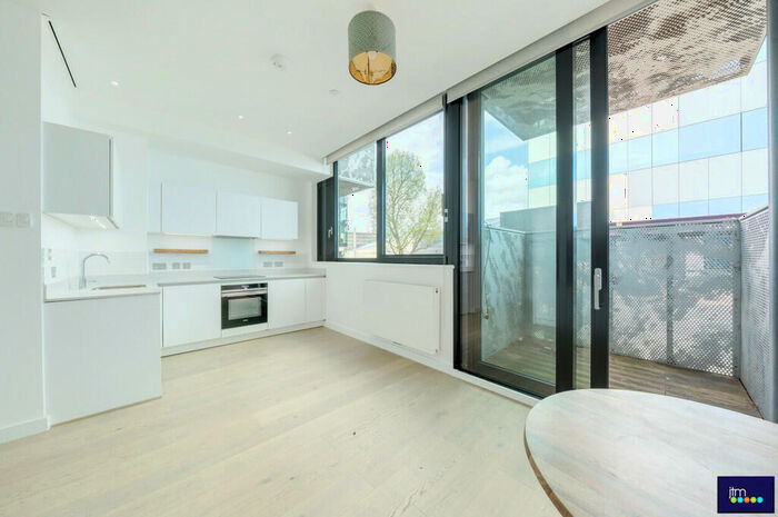 Apartment To Rent In Hill House, Highgate Hill, N19