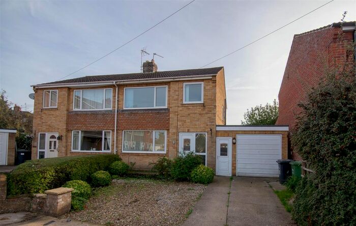 3 Bedroom Semi-Detached House To Rent In Harlow Close, Holgate, York, YO24