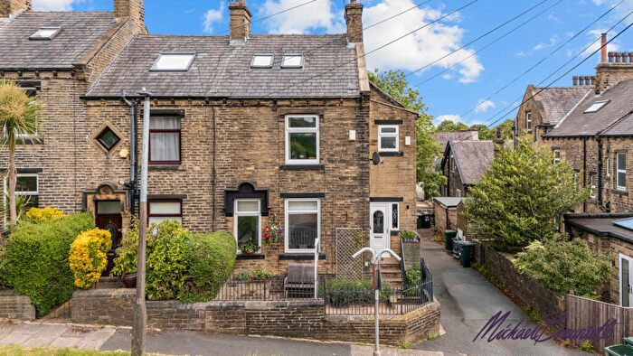 4 Bedroom End Of Terrace House For Sale In Farfield Road, Bradford, BD6