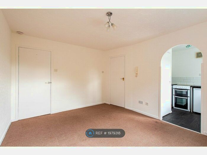 1 Bedroom Flat To Rent In Frobisher Road, Erith, DA8