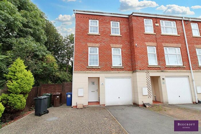3 Bedroom Town House To Rent In Sheepcote Walk, Stairfoot, S70