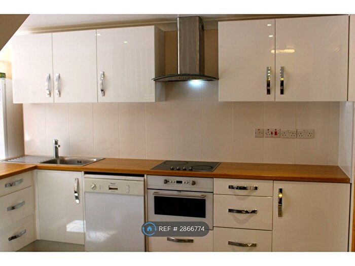 3 Bedroom Maisonette To Rent In Caledonian Road, London, N1