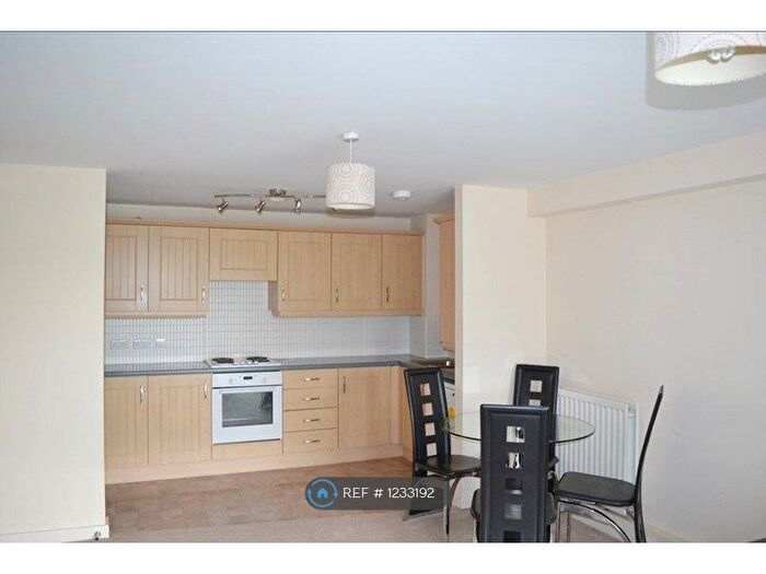 2 Bedroom Flat To Rent In Ashton Old Road, Manchester, M11