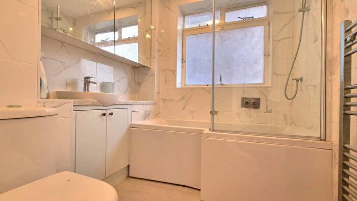 2 Bedroom Flat To Rent In Raleigh Court, Lymer Avenue, London, SE19