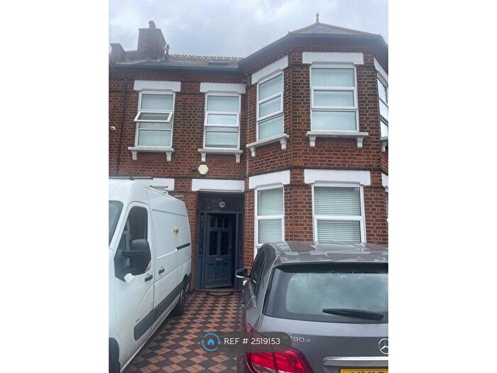 1 Bedroom Flat To Rent In Rear, London, NW2