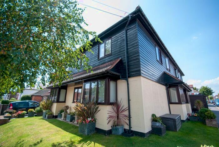 2 Bedroom Flat To Rent In Ronald Hill Grove, Leigh-On-Sea, SS9