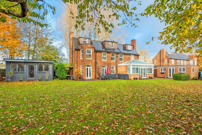 6 Bedroom Detached House For Sale In Mills Drive, Doncaster, DN7