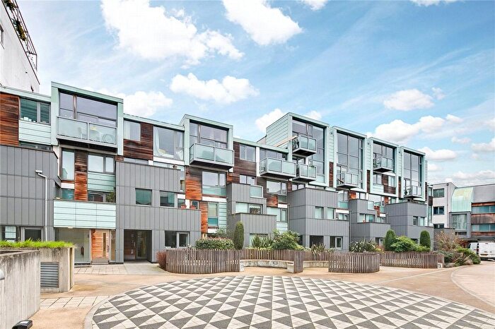 2 Bedroom Flat To Rent In Peacock Place, London, N1