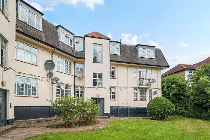2 Bedroom Flat For Sale In Glendale Avenue, Edgware, Greater London., HA8