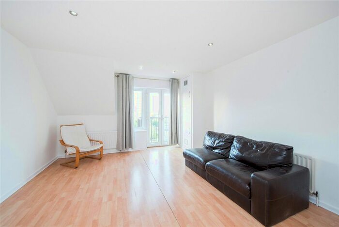 3 Bedroom Flat To Rent In Vermeer Court, Rembrandt Close, E14