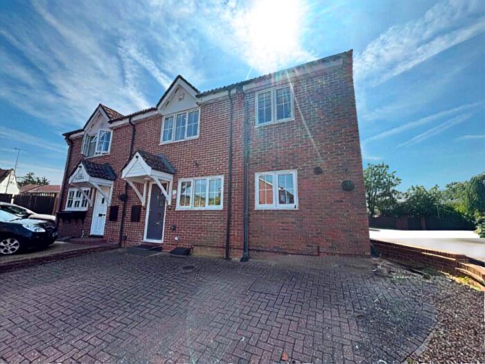 4 Bedroom Semi-Detached House For Sale In Willowside, London Colney, AL2