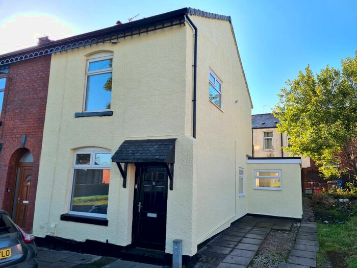 3 Bedroom End Of Terrace House To Rent In Kershaw Street, Heywood, OL10