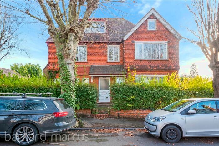 2 Bedroom Flat To Rent In Linden Gardens, Leatherhead KT22