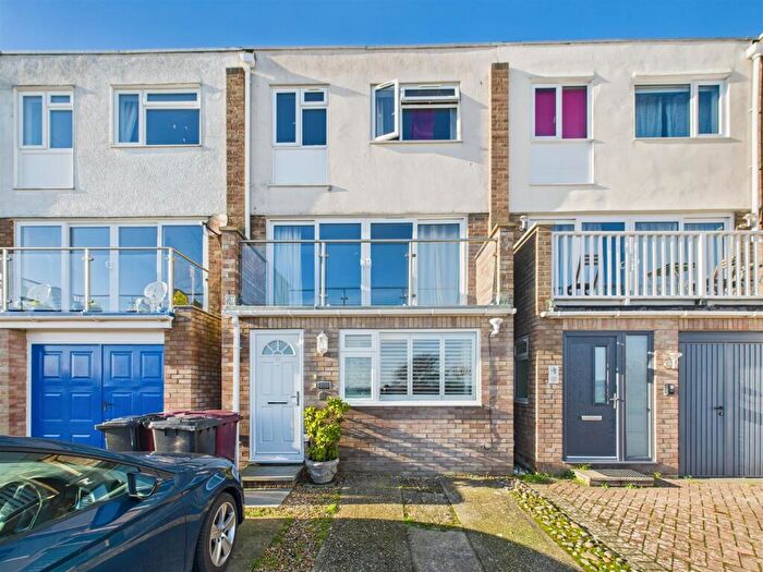 1 Bedroom Apartment For Sale In Kingsway, Selsey, Chichester, PO20