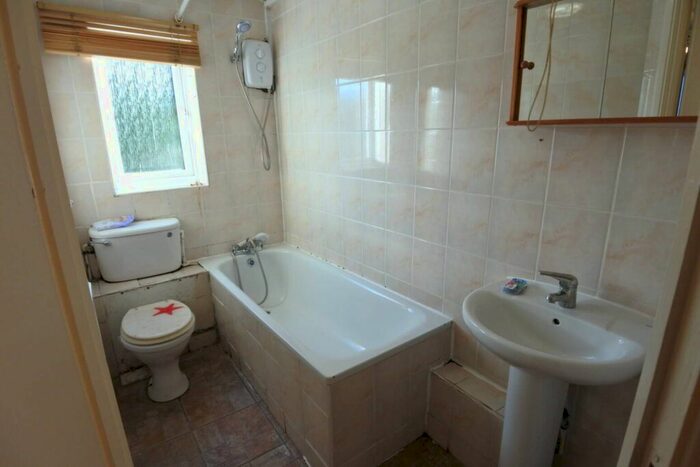 2 Bedroom Flat To Rent In Cornmow Drive Lancaster Road, Dollis Hill NW10
