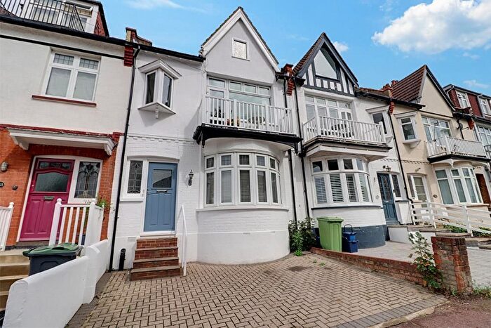 2 Bedroom Flat For Sale In Hillside Crescent, Leigh-On-Sea, SS9