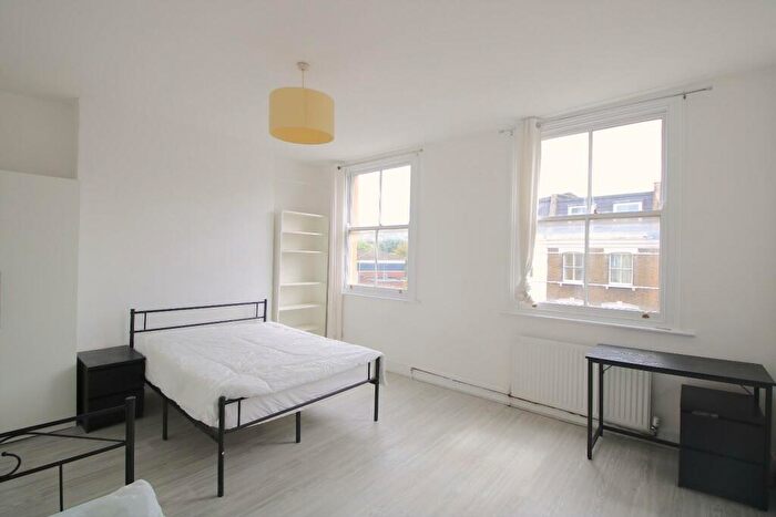 3 Bedroom Flat To Rent In Bethnal Green Road, London, E2