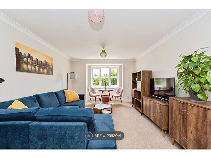 2 Bedroom Flat To Rent In Woodall House, Isleworth, TW7