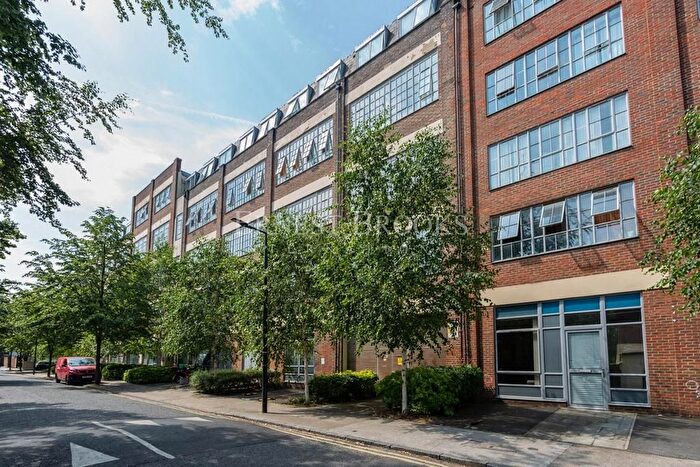 2 Bedroom Flat To Rent In South City Court, Peckham Grove, Peckham, London, SE15
