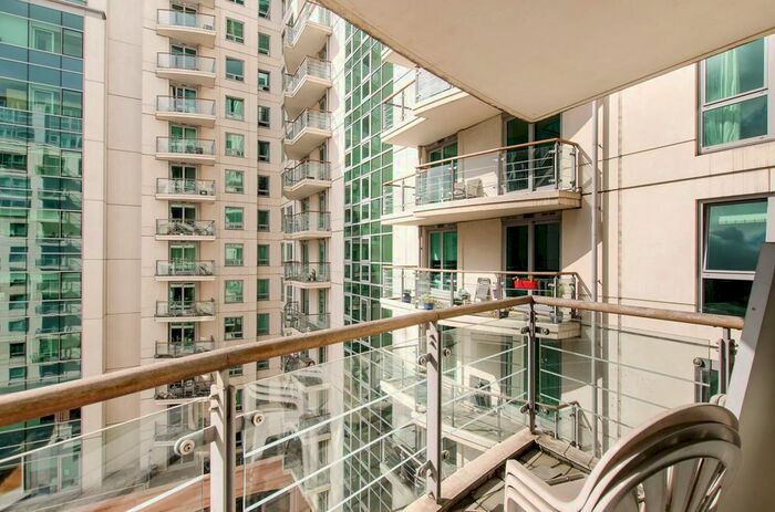 2 Bedroom Flat To Rent In St George Wharf, Vauxhall, London, SW8