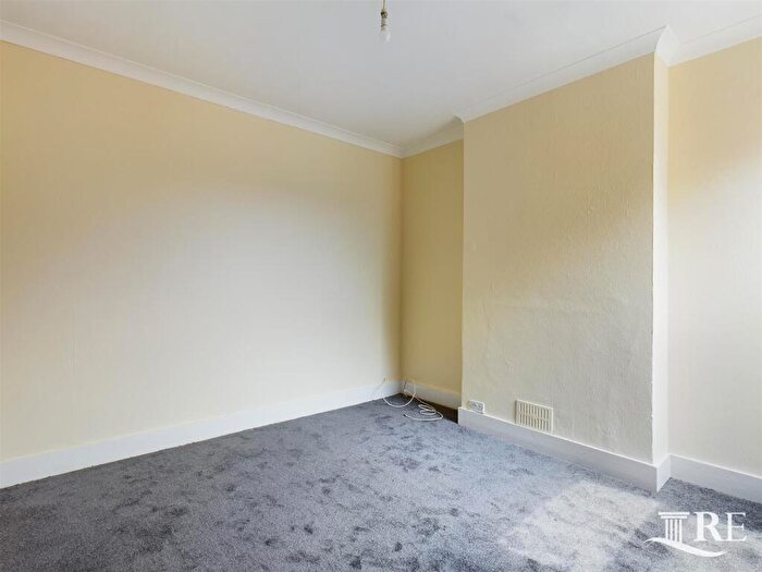 3 Bedroom Flat To Rent In Temple Road, London, NW2