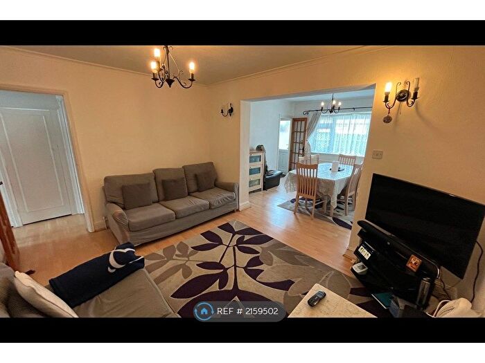 4 Bedroom Semi-Detached House To Rent In Munster Avenue, Hounslow, TW4