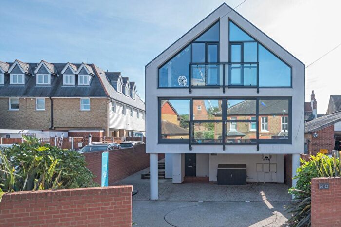 4 Bedroom Semi-Detached House For Sale In Bellingham Lane, Rayleigh, SS6