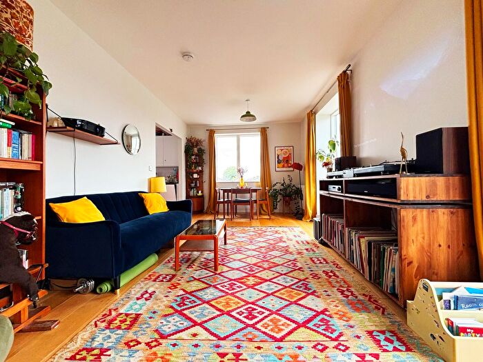 2 Bedroom Flat For Sale In Well Street, Hackney, London, E9