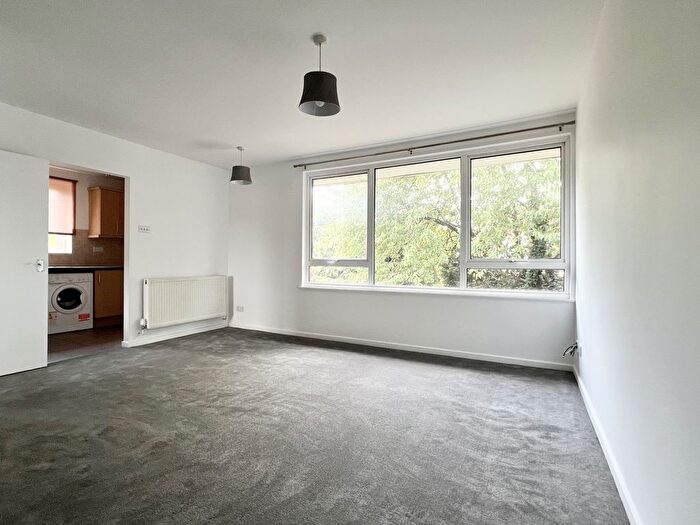 2 Bedroom Maisonette To Rent In The Hook, Barnet, EN5