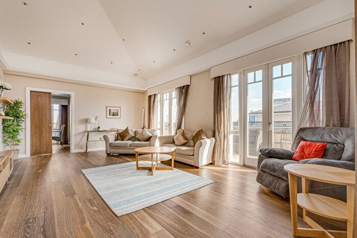 4 Bedroom Flat To Rent In Carnwath Road, Hurlingham, SW6