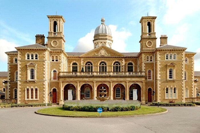 2 Bedroom Flat To Rent In Royal Drive, New Southgate, London, N11