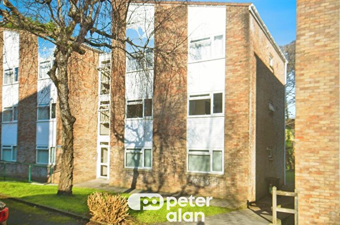 2 Bedroom Flat For Sale In Woodside Court, Llanishen, Cardiff, CF14