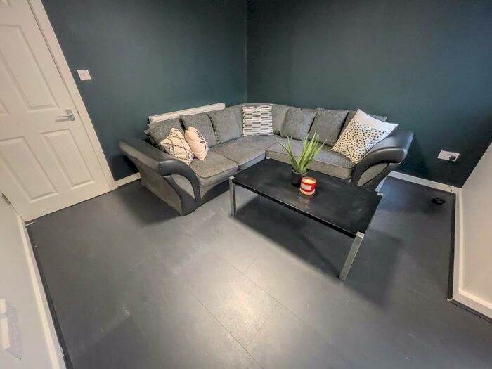 6 Bedroom Terraced House To Rent In Empress Road, L7