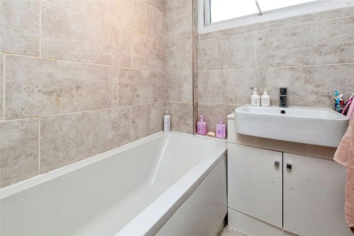 3 Bedroom End Of Terrace House For Sale In Sunderland Road, Maidenhead, Berkshire, SL6