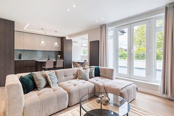 3 Bedroom Flat To Rent In Golders Green, NW11