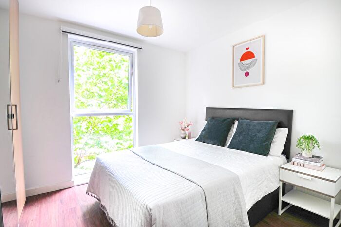 2 Bedroom Flat To Rent In Sillavan Way, Salford, M3