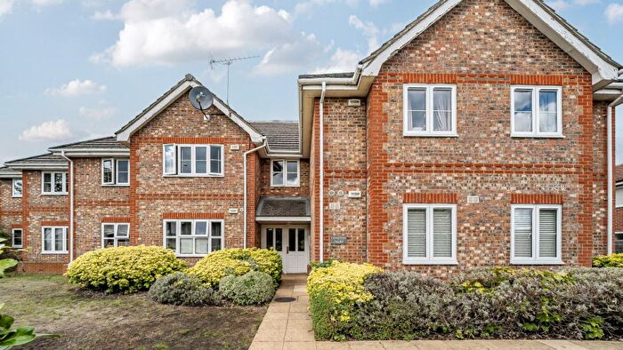 1 Bedroom Flat For Sale In Coniston Court, TW15