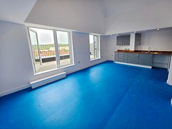 2 Bedroom Apartment To Rent In Robertson House, - Wenlock Way, M12