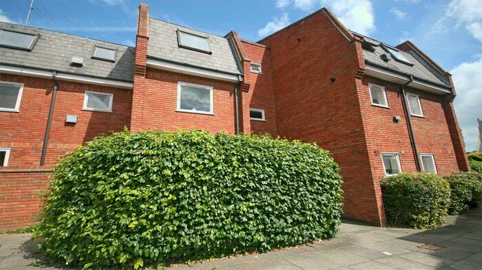 1 Bedroom Apartment To Rent In Castle Lodge, SL6
