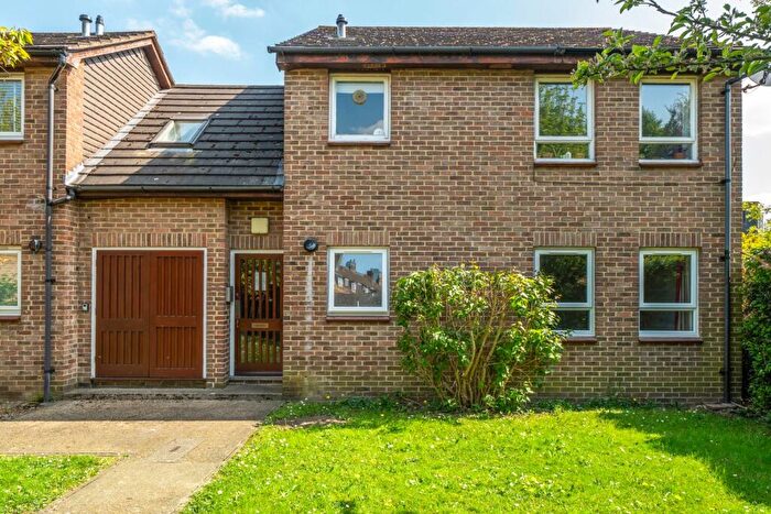 Flat To Rent In Westcott Road, London, SE17