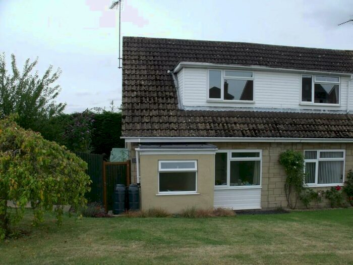 3 Bedroom Semi-Detached House To Rent In Byfield Road, NN11