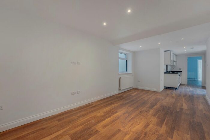 2 Bedroom Flat To Rent In Canberra Road, West Ealing, W13
