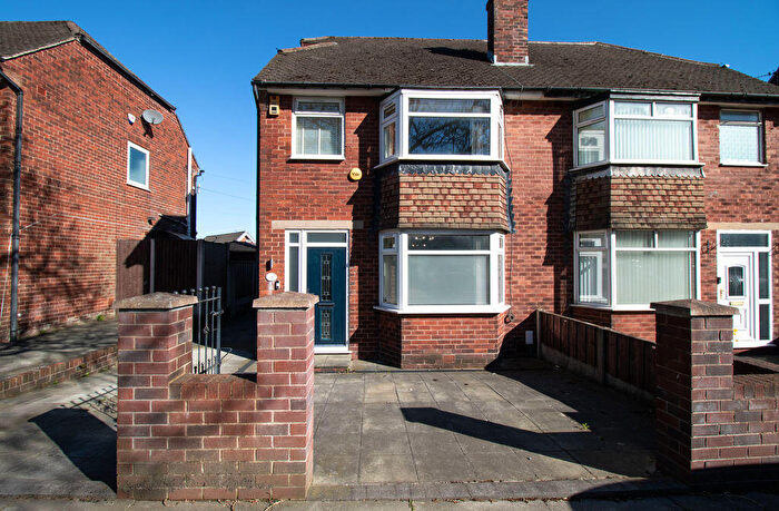 3 Bedroom Semi Detached House For Sale In Plodder Lane, Farnworth, Bolton, BL4