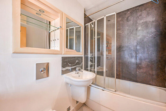 1 Bedroom Flat For Sale In Millharbour, Canary Wharf, London, E14
