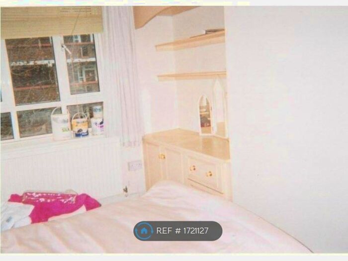 3 Bedroom Flat To Rent In Australia Road/ Bloemfontein Road, London, W12