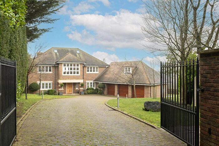 6 Bedroom Detached House For Sale In Hammondswick, Harpenden, AL5