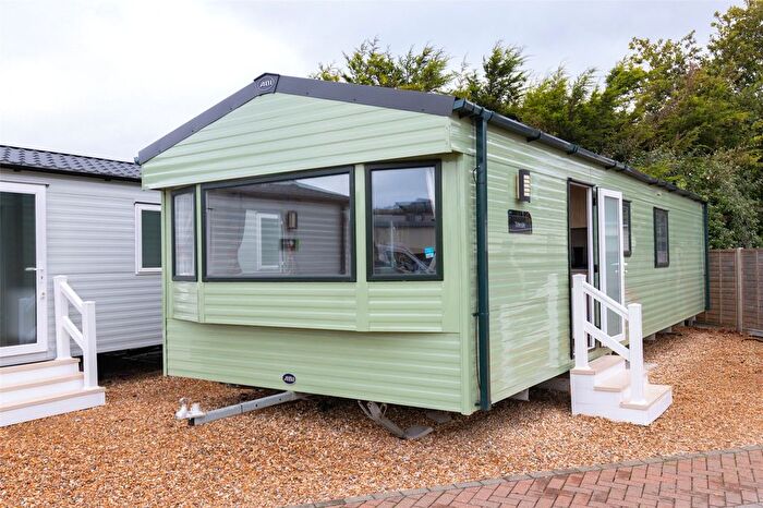 2 Bedroom Mobile/park Home For Sale In Manor Road, Hayling Island, Hampshire, PO11