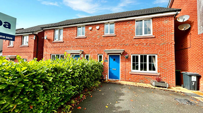 3 Bedroom Semi-Detached House For Sale In Elm Way, Chadderton, Oldham, OL9
