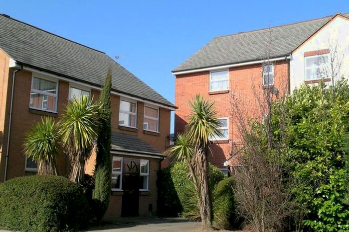 Studio To Rent In Queens Court, Queens Road, Slough, SL1