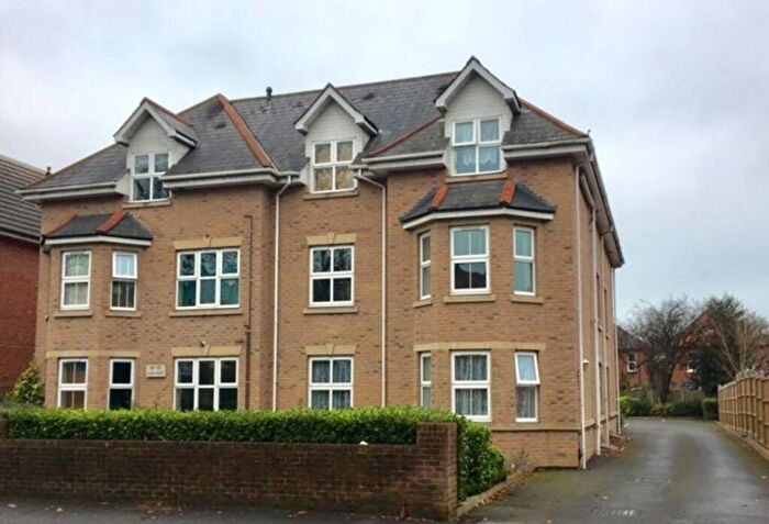 2 Bedroom Flat To Rent In Richmond Park Road, Charminster (, P07
